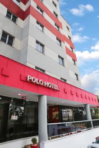 圣若泽杜斯坎普斯Polo Hotel的前面有一个红色标志的酒店
