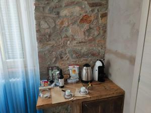 卢卡Il Pozzo di Santa Zita的一张木桌,上面配有咖啡壶