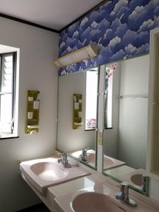 坂井市Bibi Vacation Rental Only 2 groups per day Vacation STAY 5768的一间带两个盥洗盆和大镜子的浴室