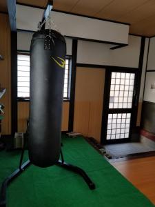 坂井市Bibi Vacation Rental Only 2 groups per day Vacation STAY 1284的一间健身房,里面装有吊在天花板上的冲压袋