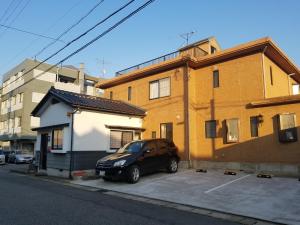 坂井市Bibi Vacation Rental Only 2 groups per day Vacation STAY 1284的停在大楼旁边的停车场的汽车