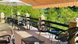 布雷亚扎VILA GIGI, ideala pentru relaxare si distractie!的庭院配有桌椅和遮阳伞。