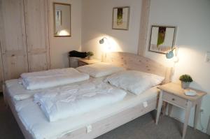 希尔克道夫Strandpark Sierksdorf H073的一张位于房间的床,上面有两个枕头
