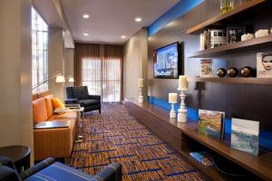 拉斯维加斯拉斯维加斯萨姆林万怡酒店的带沙发和电视的客厅