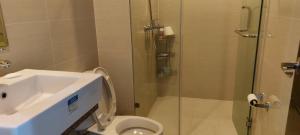 马尼拉81 Newport,NAIA 3,Pasay Condotel的带淋浴、卫生间和盥洗盆的浴室