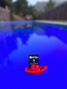 IjjoukakAtlas Ijoukak的游泳池旁的小红玩具船