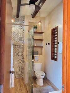CalderitasVilla Marcela的一间带卫生间和玻璃淋浴间的浴室