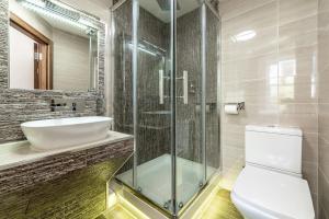 伦敦205 Earls Court Rooms的浴室配有卫生间、盥洗盆和淋浴。