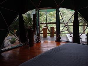 莫科阿Bellavista Experiences - Glamping的帐篷内床的景观客房
