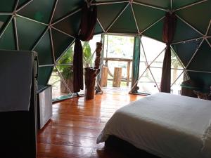 莫科阿Bellavista Experiences - Glamping的圆顶帐篷内的卧室 - 带1张床