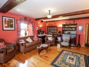 库特希尔An Maide Bán的客厅拥有橙色的墙壁和家具。