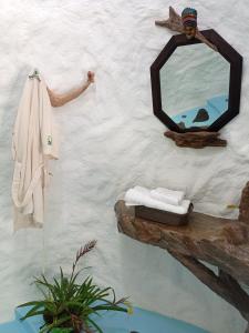 莫科阿Bellavista Experiences - Glamping的墙上的镜子,带毛巾和水槽