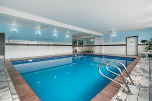 肯特肯特-西雅图康福特茵酒店的中间设有1个带椅子的游泳池