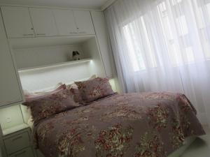 巴拉奈里奥-坎布里乌AP 507 UMA QUADRA DO MAR的一间小卧室,配有床和窗户