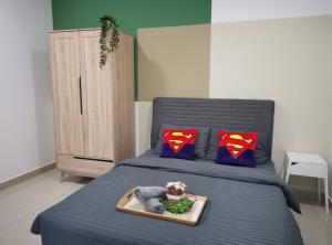 迪沙鲁Desaru Homestay by Home Cube的一间卧室配有蓝色的床和超曼枕头