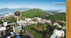 宋卡Montana Hotel Songkhla的山丘上标有城市景观