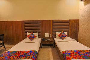 博帕尔FabHotel Surya的一间设有两张床和一张桌子的房间