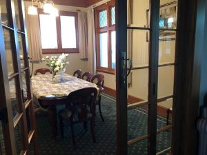 哈韦拉Grand On Victoria的用餐室,配有一张桌子和花瓶