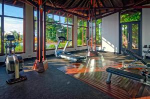 哥打京那巴鲁Borneo Eagle Resort的一个带跑步机和椭圆机的健身房,位于带窗户的房间内
