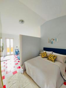 帕尔盖利亚Orizzonte Tropea的一间卧室配有一张大床,提供黄色和黑色的枕头