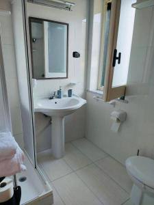 帕尔盖利亚Orizzonte Tropea的白色的浴室设有水槽和镜子