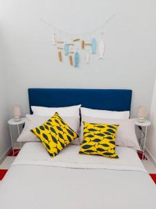 帕尔盖利亚Orizzonte Tropea的一张黄色和黑色枕头的床