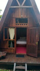 巴图Bliss family cottage Batu的一个小房间,里面设有一张床