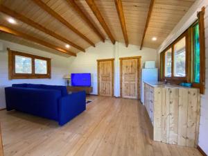金斯科特Bretts Rest AZA的客厅设有蓝色的沙发和木地板