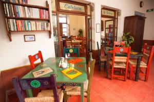 贾拉普波萨达德尔卡费托酒店的用餐室配有桌椅和书籍