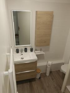 贝宗Home Up Bezons的浴室配有盥洗盆、镜子和浴缸