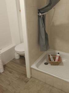 贝宗Home Up Bezons的带浴缸、卫生间和盥洗盆的浴室