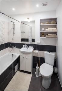 里加Klijanu street design studio in city centre的浴室配有卫生间、盥洗盆和浴缸。