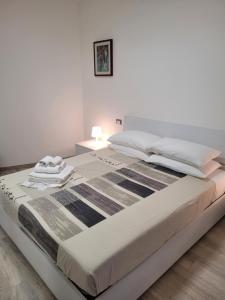 佩鲁贾B&B il Bacio的一张白色的床,上面有黑白毯子