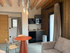 伊芙尔莱韦克Domaine de l'Epau Eco-Resort - Eco-Lodges的客厅配有沙发和桌子