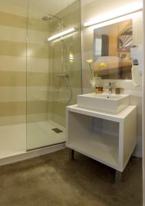 圣埃尔斯The Originals City, Hôtel Ecoparc, Montpellier Est (Inter-Hotel)的浴室配有白色水槽和淋浴。