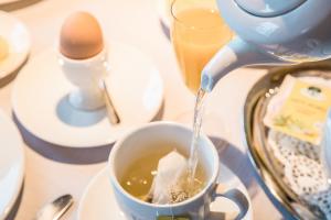迈尔霍芬霍纳格尔旅馆的把水倒入咖啡的茶壶