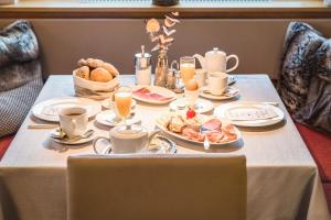 迈尔霍芬霍纳格尔旅馆的一张桌子,上面有早餐食品和咖啡