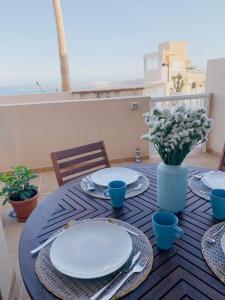 波里斯-德阿沃纳Apartamento con vistas al mar el Porís的一张带板子和花瓶的蓝色桌子
