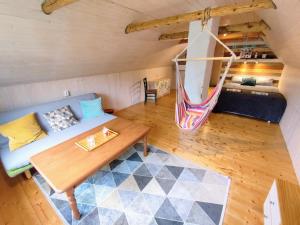 KärdeSelf check-in Attic Suite next to Hiking Trails的带沙发和吊床的客厅