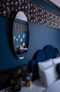 布鲁塞尔Craves的一间卧室配有带镜子的蓝色墙壁