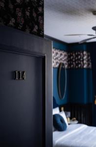 布鲁塞尔Craves的一间卧室拥有蓝色的墙壁,配有一张带蓝色枕头的床。