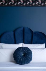 布鲁塞尔Craves的蓝色床头板,带蓝色床头板的床