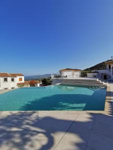圣特奥多罗Residence Chiaro di Luna的大型海景游泳池