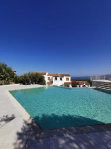 圣特奥多罗Residence Chiaro di Luna的海景别墅内的游泳池
