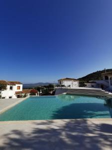 圣特奥多罗Residence Chiaro di Luna的蓝天别墅内的游泳池