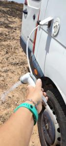 科斯塔特吉塞Se alquila magnifica Camper的一个人用水管洗白车