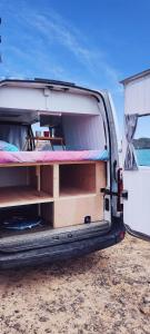 科斯塔特吉塞Se alquila magnifica Camper的一辆面包车,门开在海滩上