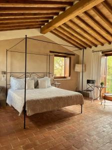 特雷宽达Agriturismo Sole的一间卧室配有一张带金属天蓬的大床