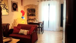 鲁蒂利亚诺Pascoli 15的客厅配有沙发和桌子