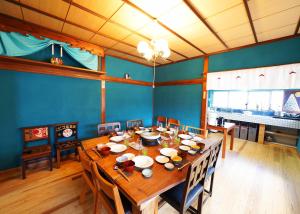富士河口湖富士山金魚 Fujisan Kingyo的一间带木桌和椅子的用餐室
